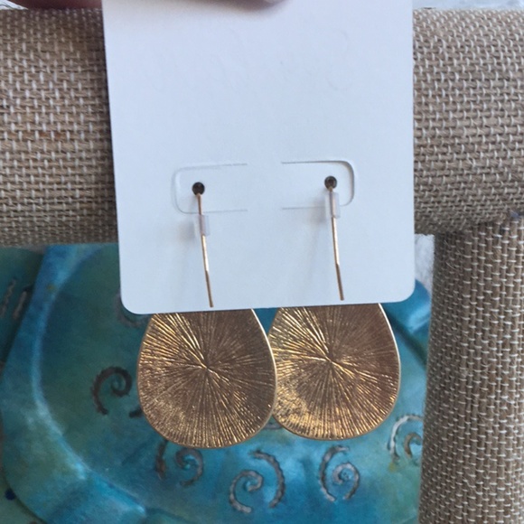 Hammered Gold drop earrings - Picture 5 of 6